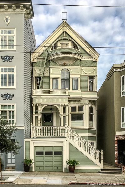 A stunning Victorian house in San Francisco, California. This city is full of pretty historic houses. Click through for more pictures on the A Lady in London blog.  #sanfrancisco #california #victorian #house Detailed Home Exterior, Victorian House With Balcony, Victorian House Outside, Victorian House Balcony, Dream House Balcony, Victorian Homes Outside, Pretty Buildings To Draw, Exterior Victorian House, California House Style