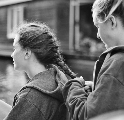 Braiding Each Other's Hair, Hair Braiding, Two Best Friends, Love Each Other, Take It Easy, Beach Photoshoot, Top Knot, Free Spirit, Pretty Pictures