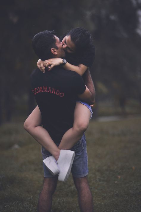 I Shoot A Pre-Wedding Of An Indian Soldier Who Kissed His Fiance In All Photos. | Bored Panda Love Kiss Pic, Army Couple Pictures, Lovers Images, Army Couple, Military Couples, Romantic Couple Kissing, Lovers Photos, Army Girlfriend Pictures, Public Place