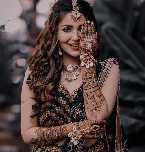 Mehandi Stills, Mehandi Shoot, Mehandi Poses, Mehendi Photography Bridal, Mehndi Photoshoot, Mansi Srivastava, Mehendi Photoshoot, Haldi Poses For Bride, Bridal Mehendi Designs Wedding