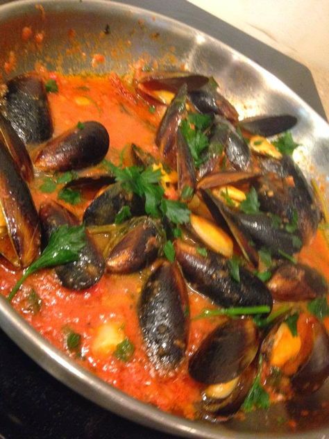 Mussels In Red Sauce, Pasta With Mussels, Red Sauce Recipe, Red Sauce Pasta, Red Pepper Sauce, Pasta Pot, Red Sauce, Chopped Tomatoes, Pasta Sauce