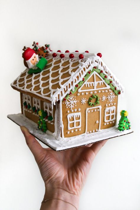 Sweet & Petite Gingerbread Houses (with Wilton!) | Constellation Inspiration Easy Gingerbread House, Gingerbread House Ideas, Homemade Gingerbread House, Gingerbread House Candy, Ginger Bread House Diy, Cool Gingerbread Houses, Ginger House, Gingerbread House Parties, Gingerbread House Designs