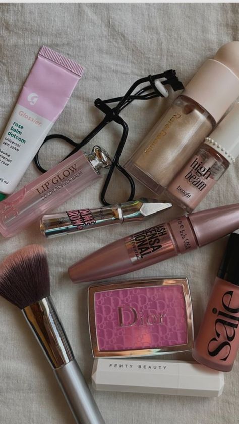 Makeup Bag Essentials, Basic Makeup, Makeup Aesthetic, Elf Makeup, Top Makeup Products, Winter Makeup, Makeup Needs, Dior Makeup, Healthy Routine