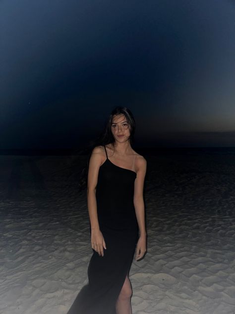 Night Photos With Flash, Beach Flash Photos, Flash Beach Photos, Beach Pictures Poses Instagram Night, Beach Flash Photography, Nighttime Beach Photoshoot, Beach Night Photos, Night Beach Photoshoot, Photos With Flash