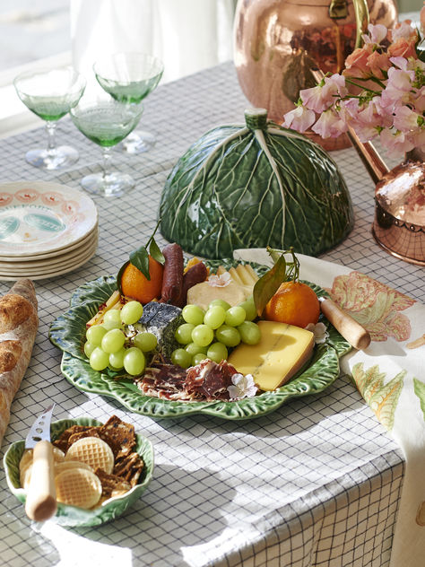 A gorgeous domed handmade and painted garden themed cabbage serving tray for wow factor entertaining indoors and in the garden. Bordallo Pinheiro Cabbage, Cabbage Tablescape, Kitchen Stoneware, Cabbage Ware, Picnic Spread, 1970s House, Cottage Farmhouse Decor, Thanksgiving Tablescape, Cheese Dome