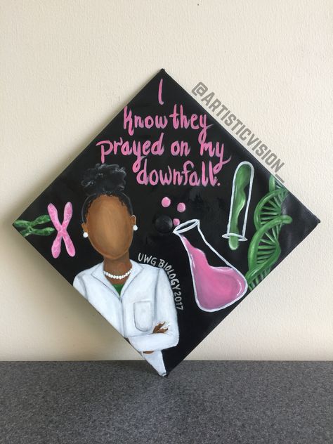 Biology major and lady of Alpha Kappa Alpha. #blackgirlmagic #blackart #aka #pink #girly #art #biology #graduationcap  Shardayajones.com IG: Artisticvision_ Biology Graduation Cap, Winter Graduation, College Grad Cap Ideas, Biology Major, Grad Cap Decorated, Custom Graduation Caps, College Graduation Cap Decoration, Grad Hat, College Graduation Parties