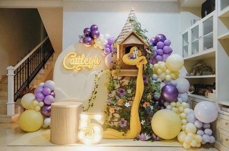 Tangled Balloon Decoration, Tangled Decorations Party, Tangled Backdrop, Rapunzel Backdrop, Rapunzel Decorations, Ballon Ring, Rapunzel Birthday Party Ideas, Rapunzel Birthday Cake, Bolo Rapunzel