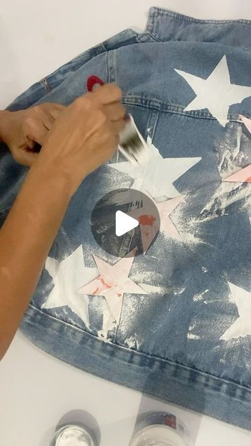 Denim Jacket Makeover, Hand Painted Jean Jacket Diy, Custom Jean Jacket Ideas, Denim Jacket Diy Paint, Jean Jacket Diy, Custom Jean Jacket, Diy Denim Jacket, Denim Art, Painted Denim Jacket