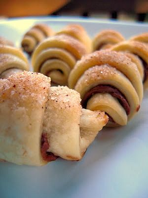 Nutella Pie Crust Crescents - delicious cookies with only 4 ingredients! Nutella Pie Crust, Nutella Pie, Nutella Recipes, Yummy Sweets, Tasty Food, How Sweet Eats, Eat Dessert, Perfect Desserts, Sweets Treats