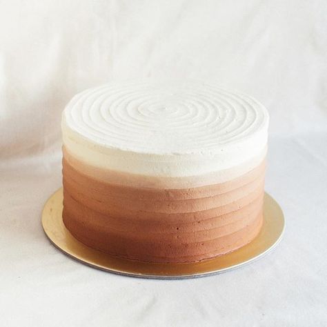 Brown ombré striped texture cake Brown Ombre Cake, Ombre Cake Frosting, Cake Icing Techniques, Texture Cake, Deer Party, Brown Cake, Brown Theme, Icing Techniques, Ombre Cake