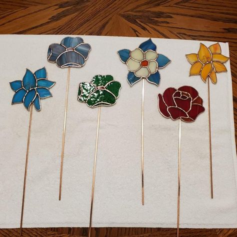 Stick Flowers, Plant Pokes, Broken China Crafts, Destiny Quotes, China Crafts, Stained Glass Patterns Free, Plant Stakes, Vase Flowers, Mosaic Flowers