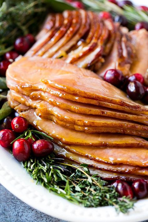 Sliced glazed ham on a serving platter, garnished with herbs and fresh cranberries. Christmas Ham Recipes, Ham In The Oven, Slow Cooker Turkey Breast, Spiral Ham, Crockpot Ham, Slow Cooker Ham, Leftover Ham Recipes, Ham Recipe, Slow Cooker Turkey