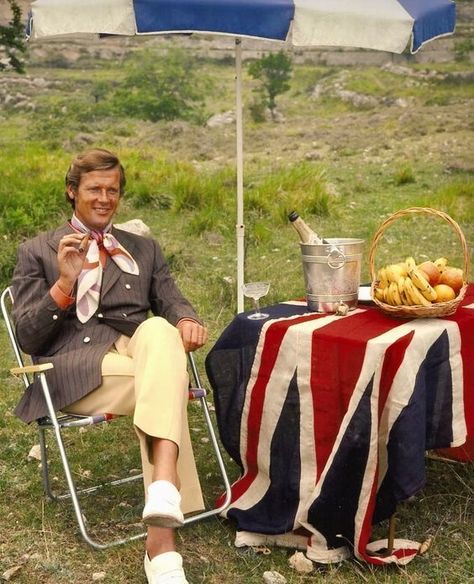 James Bond Style, English Gentleman, 007 James Bond, Tony Curtis, Roger Moore, Charming Man, Mens Fashion Inspiration, Great Tv Shows, English Style