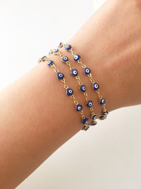 Blue evil eye bracelet, evil eye chain bracelet, turkish evil eye, evil eye bead, minimalist bracele Evil Eye Jewelry Bracelet, Blue Evil Eye Bracelet, Bracelet Inspiration, Bracelet Evil Eye, Wrapping Jewelry, Gold Chain Bracelet, Turkish Evil Eye, Piercings Unique, Wedding Shoes Heels