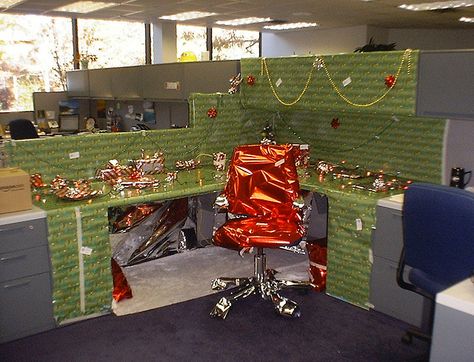 Cubicle Decorations for Christmas Cube Decorating Ideas, Cubicle Decorating Ideas, Diy Cubicle, Christmas Desk Decorations, Cubicle Decorations, Christmas Cubicle Decorations, Cube Decor, Christmas Door Decorating Contest, Cubicle Decor Office