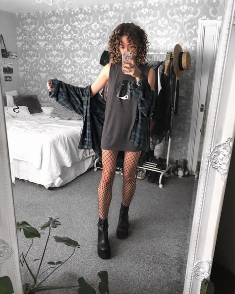 Emo Festival Outfit, Edgy Festival Outfit, Sophie Seddon, Oversized Tees, Mode Inspo, Edgy Outfits, Looks Style, Ladies Dress Design, Grunge Fashion