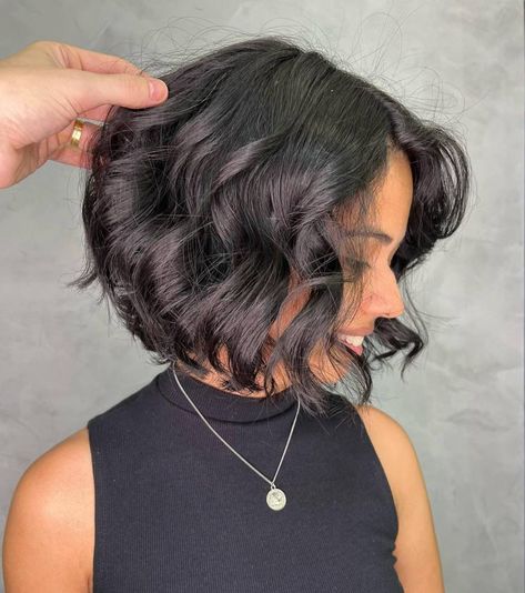 Short Hair With Beach Waves, Medium Length Bob Thick Hair, Edgy Short Curly Haircuts, Bob Hair For Wedding, Short Bob For Curly Hair, Trendy Bob Hairstyles 2023, Bob With Loose Curls, Trending Hair Styles 2023, Short Hairstyles 2023