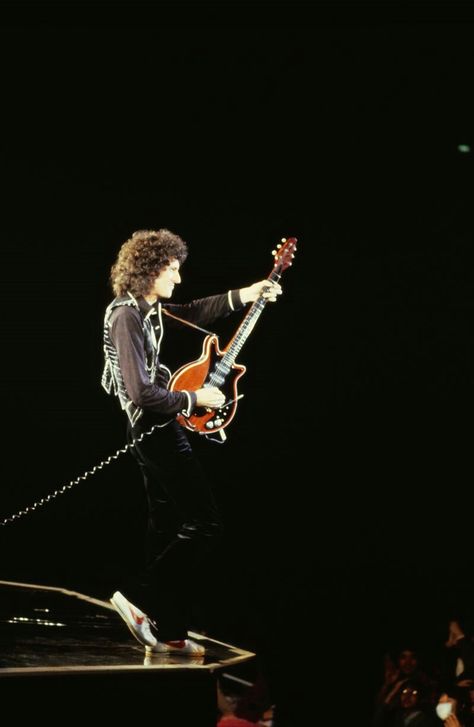 Brian May photographed during a concert in 1981 by Peter Hince Queen Brian May, Queens Wallpaper, Queen Photos, We Will Rock You, Roger Taylor, Queen Pictures, Queen Freddie Mercury, British Rock, One Ok Rock