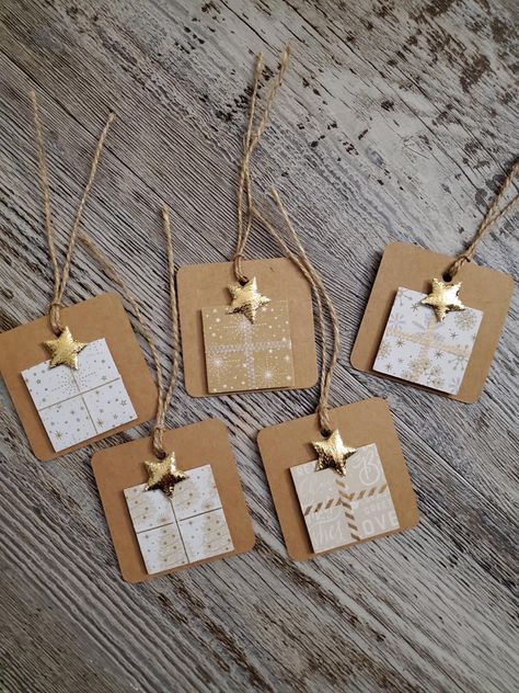 Christmas Crafs, Christmas Present Decoration, Gift Tags Handmade, Handmade Paper Gifts, Diy Christmas Tags, 25th Birthday Gifts, Gift Tag Design, Birthday Gift Tags, Gift Tags Diy