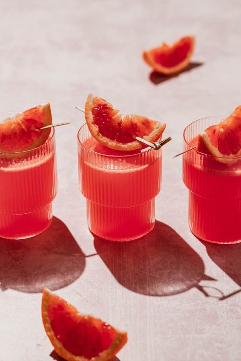 blood orange vodka fizz in a row with blood orange slice garnish. Vodka Sour Recipe, Cherry Vodka Sour, Blood Orange Vodka, Lemonade Cocktail Recipe, Blood Orange Cocktail, Ginger Fizz, Cherry Vodka, Citrus Vodka, Orange Vodka