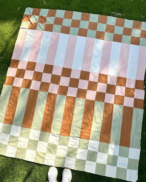 Jodie The Impatient Quilter | If you’re after a quick quilt that you can whip up this weekend, have I got the pattern for you ! Strip piecing, low waste - I only started… | Instagram Big Triangle Quilt, Checkered Quilt Pattern, Quilted Sewing Projects, Quilted Gifts To Make Ideas, Modern Quilt Patterns Easy, Quilt Ideas Patterns, Crochet Quilt Blanket, Quilt Pattern Simple, Simple Quilt Pattern