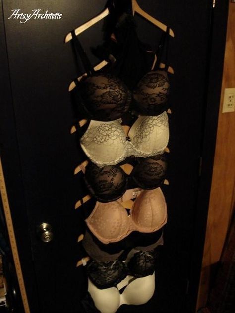 Attach hangers to store and display a bunch of bras at once. | 17 Hacks Every Bra Wearer Should Know  This is even better! Hanging Bra Storage, Hanging Bras, Bra Organizer, Bra Organization, Bra Storage, Dorm Room Hacks, Diy Bra, Bra Hacks, Home Goods Decor