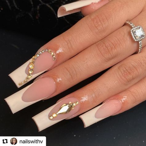 Medium Length Baddie Nails, Gold Diamond Nails Acrylic, Gold Nails Ideas Quince, Baddie Nail Ideas Medium Length, Gold Pedicure, Long Nail Designs White And Gold, Medium Baddie Nails, White And Gold Nails Acrylic Long, Baddie Birthday Nails Gold