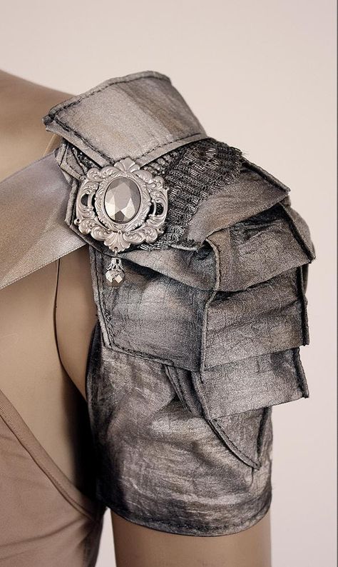 Armor Inspired Fashion, Fabric Armor, Bucky Cosplay, Armor Inspiration, Armor Cosplay, Cosplay Idea, Awesome Cosplay, Metal Arm, Cosplay Armor