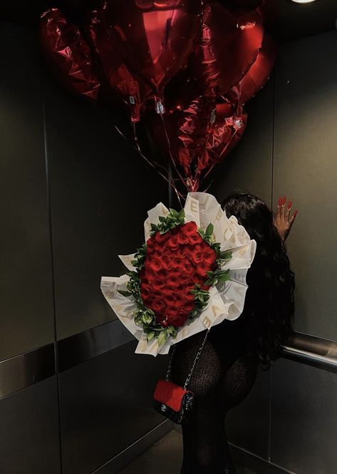 Roses Bouquet Gift, Brazilian Weave, Luxury Flower Bouquets, Nightclub Aesthetic, 21st Birthday Photoshoot, Romantic Surprise, Red Bouquet, Valentine Dinner, Gift Bouquet