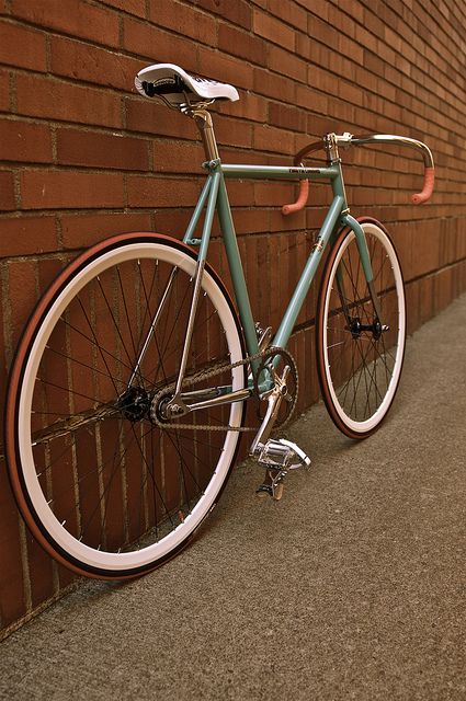 Bianchi Pista Via Condotti (photo by Josh Snapp) Bici Retro, Bike Restoration, Classic Road Bike, Road Bike Vintage, Urban Bicycle, Velo Vintage, Baby Bike, Retro Bicycle, Fixed Bike