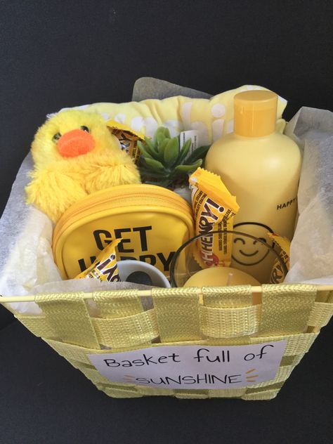 Perfect gift for yellow/sun lovers Yellow Things Gifts, Yellow Themed Gifts, Yellow Gifts Basket, Get Well Baskets, Spooky Basket, Yellow Basket, Yellow Birthday, Aesthetic Yellow, Yellow Gifts