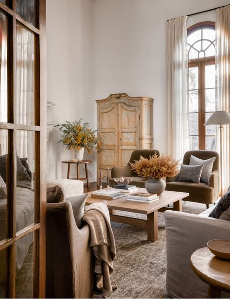 pairing-brown-with-other-earth-tone-colors Amber Interiors Design, Organic Living Room, Earthy Living Room, Living Room Transitional, Japandi Living, Amber Lewis, Beige Living Rooms, Shoppe Amber Interiors, Living Room Lounge