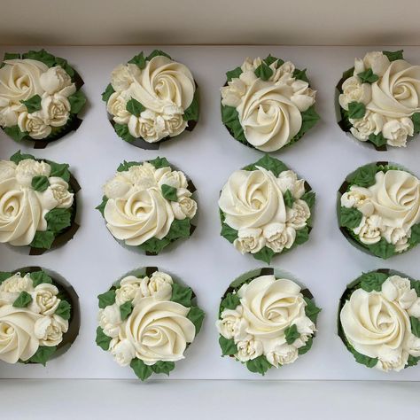 Wedding Cupcakes Greenery, Bridal Shower Cupcake Cake, Bridal Shower Cupcake Ideas Classy, Gold Flower Cupcakes, Eucalyptus Cupcakes, White Floral Cupcakes, White Flower Cupcakes, Bridal Shower Cupcake Ideas, White Rose Cupcakes