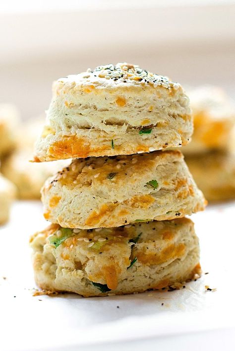 Irish Cheddar Recipes, Onion Scones, Buttery Scones, Plain Scones, Cheddar Scones, Green Onions Recipes, Cheese Scones, Savory Scones, Vegan Cheddar