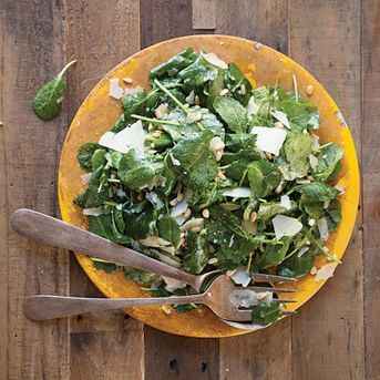 Lemon Vinegrette, Evening Recipes, Easy Green Salad Recipes, Baby Kale Salad, Nut Salad, Parmesan Salad, Winter Salad Recipes, Green Salad Recipes, Baby Kale