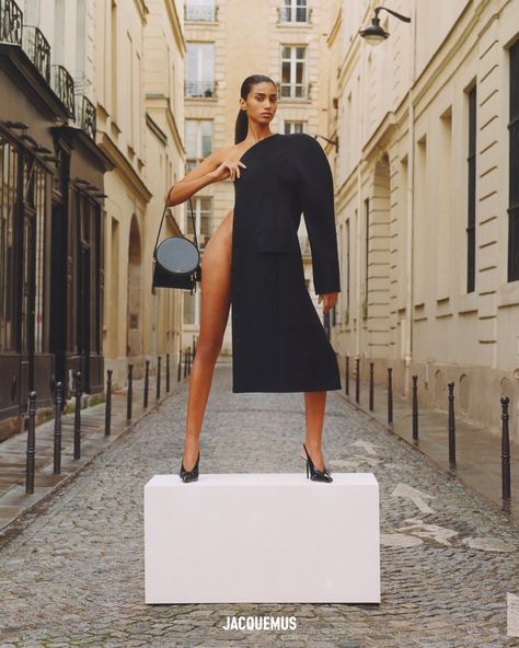 Discover the captivating and surreal world of Théo de Gueltzl, a Paris-based artist who pushes the boundaries of still life photography. Imaan Hammam, Campaign Fashion, Modeling Tips, Vogue Germany, Vogue Japan, Fashion Editor, Daily Look, Life Photography, Fashion Essentials