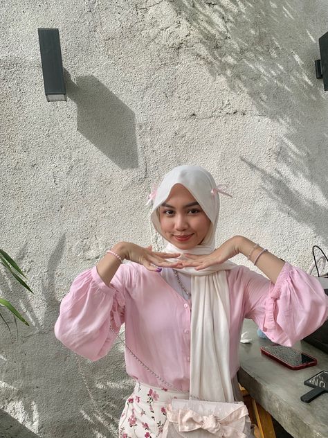 #coquette #hijab #pink #white #outfit #babypink #softpink #hijaboutfit #casual #bowpins #hijabfashions #aesthetic #hijabinspo #teens ootd remaja Coquette Hijab Outfit, Coquette Hijab, Pink Hijab Outfit, Pink White Outfit, Hijab Pink, Pink Hijab, Style Hijab, Pink Vibes, Outfit Hijab