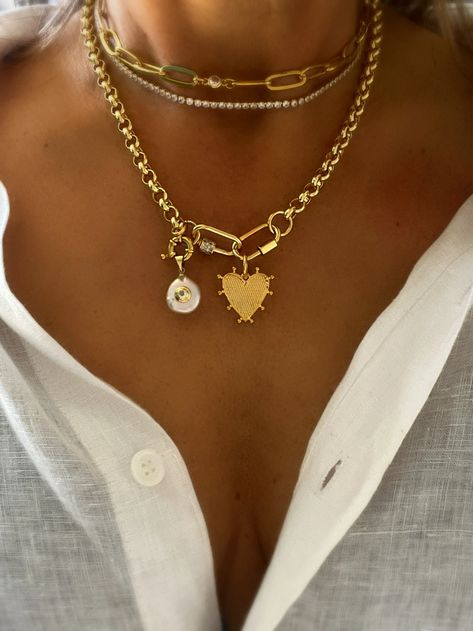 Heart Charm Necklaceheart Rolo Chain Necklace - Etsy Outfit Accessories Ideas Jewelry, Charm Necklace Stack, Multi Charm Necklace, Dainty Necklace Stack, Charm Necklace Ideas, Gold Necklace Stack, Gold Link Chain Necklace, Fall Jewelry Trends, Mixed Jewelry