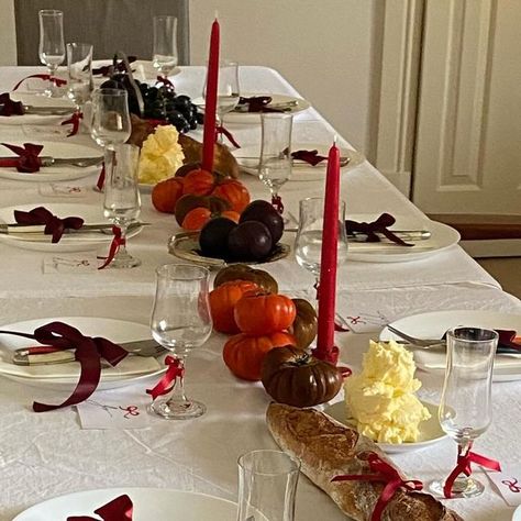 Autumnal Dinner Party, Tomato Dinner Party, Tomato Tablescape, Dinner Set Up Table Ideas, Birthday Table Setting Ideas, Tomato Decor, Dressage Table, Red Dinner Party, Red Table Setting