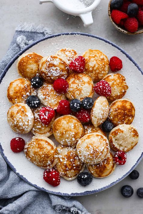 Poffertjes Mini Breakfast Pastries, Easter Breakfast Ideas, Poffertjes Recipe, Easy Pancake Batter, Xmas Brunch, Small Pancakes, Bacon Pancake, Pancake Dippers, Dutch Pancakes