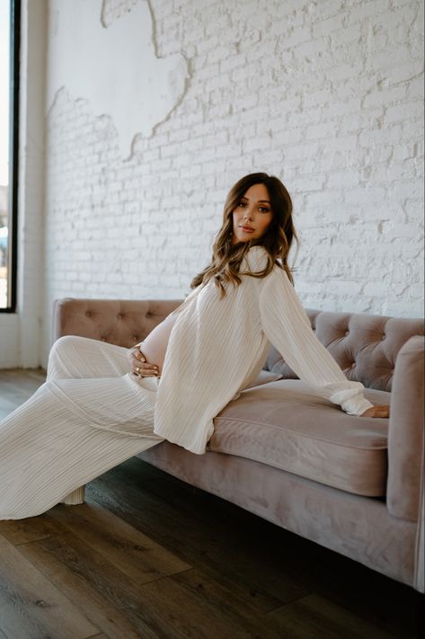 Pant Suit Maternity Photoshoot, Maternity Photo Shoot White Button Up, Blazer Maternity Photoshoot, Babybump Photoshoot, Maternity Shoot Dress, Studio Maternity Shoot, Maternity Picture Outfits, Maternity Two Piece, Studio Maternity Photos