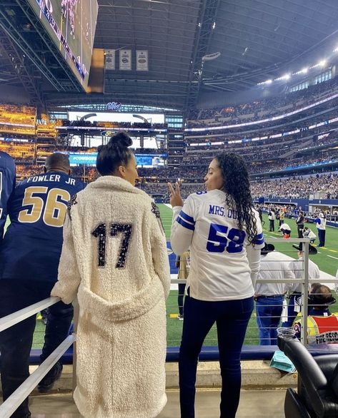 Nfl Wife, Football Season Outfits, Nfl Wives, Football Wife, Baddie Lifestyle, Gameday Fits, Football Girlfriend, Footballers Wives, Football Life