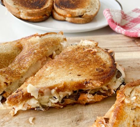 Vegetarian Reuben Sandwich, Vegetarian Reuben, Mushroom Sandwich Recipes, Reuben Sandwiches, Horseradish Recipes, Mushroom Sandwich, Marinated Mushrooms, Reuben Sandwich, Taco Pizza