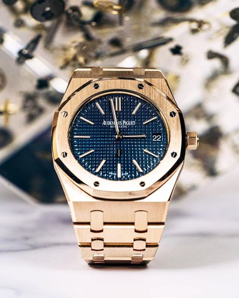 Audemars Piguet Club 🇨🇭’s Instagram profile post: “The legendary Royal Oak Jumbo in rose gold. What would you rate this piece from 1-10? Retail price: $65,100.00 Market price: $200,000.00+…” Audemars Piguet Gold, Market Price, Royal Oak, Audemars Piguet, Time Piece, Rolex, Mens Jewelry, Instagram Profile, Rose Gold