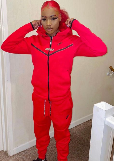 Female Nike Tech, Tuta Tech, Nike Tech Fleece Womens Outfit, Nike Tech Fleece Womens, Nike Tech Fleece Red, Red Nike Tech Fleece, Red Nike Tech, Nike Tech Tracksuit, Nike Drip