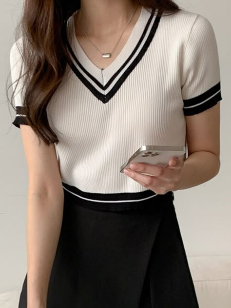 Id: 10805035 Crop Pullover, Pullover Outfit, Casual Day Outfits, Elegante Casual, Easy Trendy Outfits, Ribbed Knit Top, Casual Stripes, Knit Tops, Mode Inspo