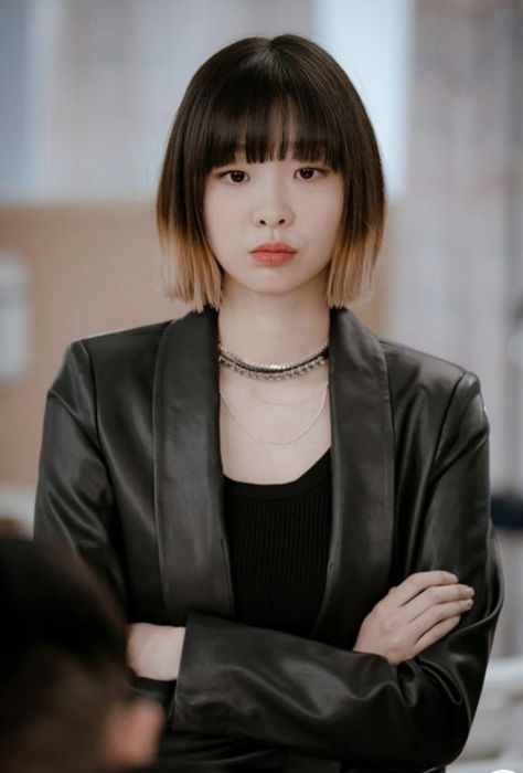 Korean Fashion Trends for Spring/Summer 2020 Bob Hair Color, Bun Styles, Korean Fashion Trends, Korean Actresses, Korean Celebrities, Lock Screen, Screen Wallpaper, Green Hair, Ulzzang Girl