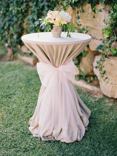 Wedding Cocktail Tables, Cocktail Table Decor, High Top Tables, Wedding Spain, Tulle Bows, Wedding Cocktails, Cocktail Table, Rustic Diy, Cocktail Tables