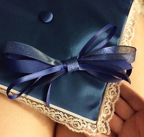 Lace bordering for grad caps! Classy Grad Cap Ideas, Embroidered Grad Cap, Grad Caps Simple, Graduation Cap Designs With Bow, Cap Decoration Graduation 2024, Lace Graduation Cap, Bow Grad Cap, Grunge Graduation Cap, Grad Cap Bow