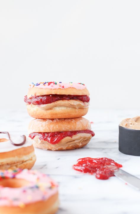 Donut Sandwich, Peanut Butter Jelly Sandwich, Jelly Donut, Jam Donut, Peanut Butter Desserts, Butter Recipes, Peanut Butter And Jelly, Peanut Butter Jelly, Peanut Butter Recipes